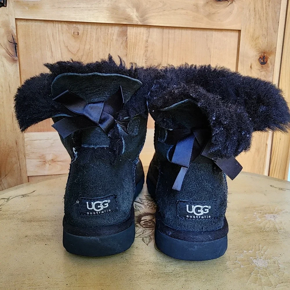 UGG Y2K US 8 Black Suede Mini Bailey Bow II Winter Boots Scandinavian Cozy Hygge